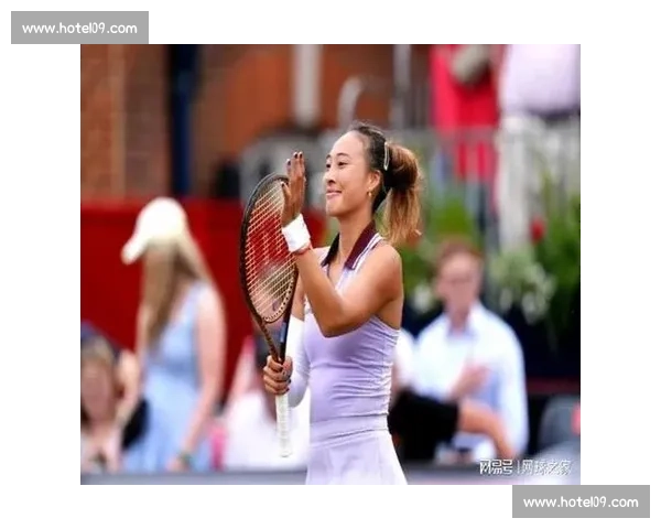 郑钦文赠阿尔卡拉斯 Labubu：温网训练场暖心互动，潮玩跨界点燃网坛友谊